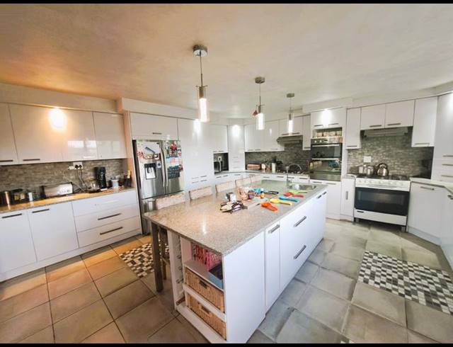 4 BEDROOM HOUSE FOR SALE IN HEUWELOORD